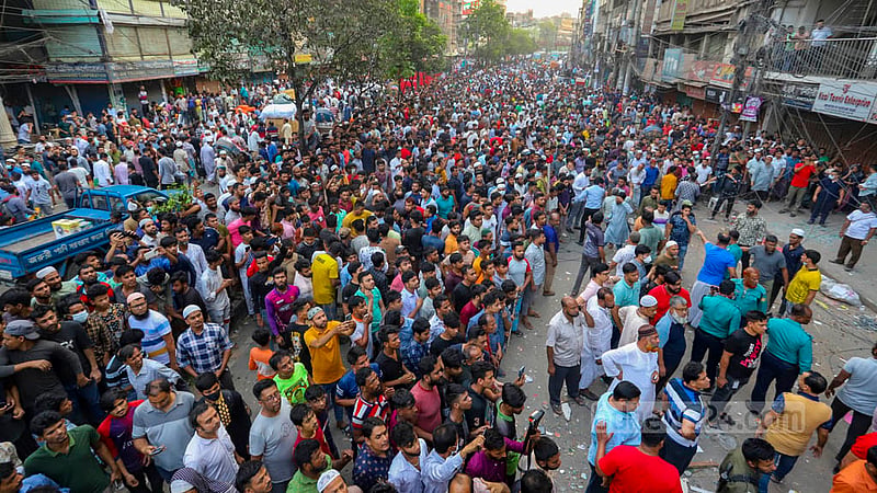 পুরান ঢাকার সিদ্দিক বাজারে মঙ্গলবার একটি বাণিজ্যিক ভবনে বিস্ফোরণের পর সড়কে উৎসুক মানুষের ঢল।&amp;nbsp;ছবি: আসিফ মাহমুদ অভি