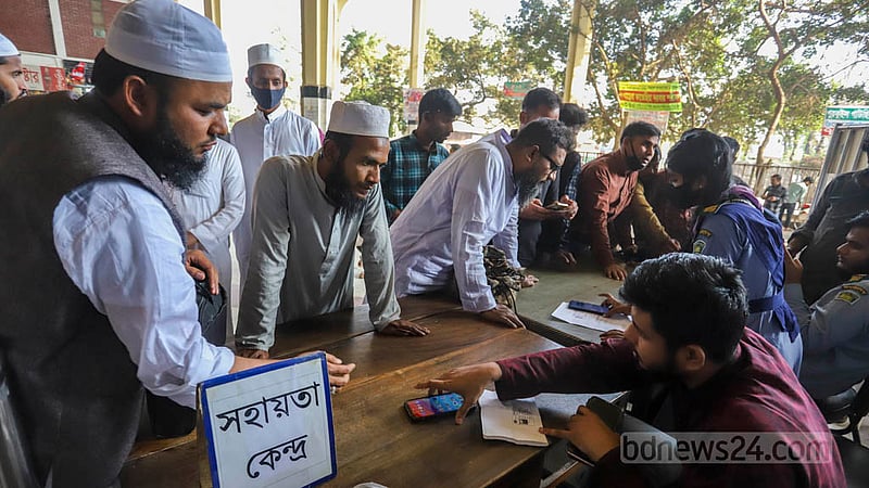 আন্তঃনগর ট্রেনের টিকেট কাটতে চাইলে এখন জাতীয় পরিচয়পত্র বা জন্মসনদ নম্বর দিয়ে নিবন্ধন সারতে হয়। সেই নিবন্ধনের জন্য কমলাপুর রেলস্টেশনে খোলা হয়েছে সহায়তা কেন্দ্র। ছবি: আসিফ মাহমুদ অভি