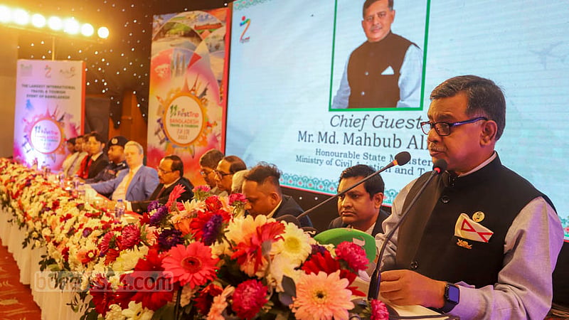 ঢাকার বঙ্গবন্ধু আন্তর্জাতিক সম্মেলন কেন্দ্রে বৃহস্পতিবার তিন দিনের ভ্রমণ ও পর্যটন বিষয়ক মেলায় বেসামরিক বিমান চলাচল ও পর্যটন প্রতিমন্ত্রী মাহবুব আলী। ছবি: আসিফ মাহমুদ অভি
