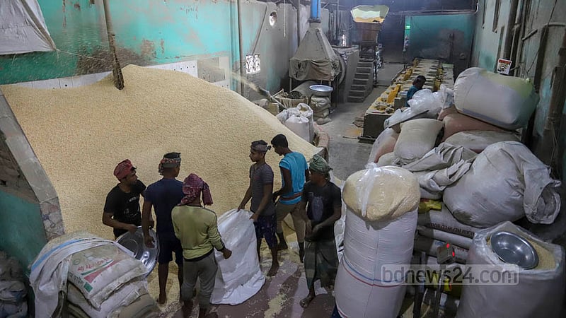 ইফতারির অন্যতম অনুষঙ্গ মুড়ি; রোজার আগে নারায়ণগঞ্জের পাগলায় এই মুড়ির কারখানায় বেড়েছে ব্যস্ততা। ছবি: আসিফ মাহমুদ অভি