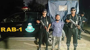 আহমদিয়াবিরোধী বিক্ষোভ: র‌্যাবের গাড়িতে আগুনের অভিযোগে যুবক গ্রেপ্তার