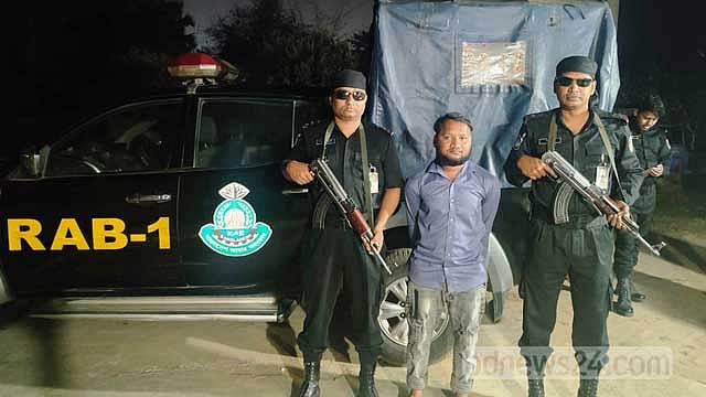 আহমদিয়াবিরোধী বিক্ষোভ: র‌্যাবের গাড়িতে আগুনের অভিযোগে যুবক গ্রেপ্তার