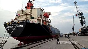 মোংলায় এল মেট্রোরেলের ১৪৪ কোচ ও ইঞ্জিন
