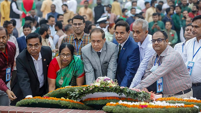 স্বাধীনতার ৫২তম বার্ষিকীতে জাতীয় স্মৃতিসৌধে শহীদদের প্রতি শ্রদ্ধা জানিয়েছেন প্রধান নির্বাচন কমিশনারসহ অন্যরা।