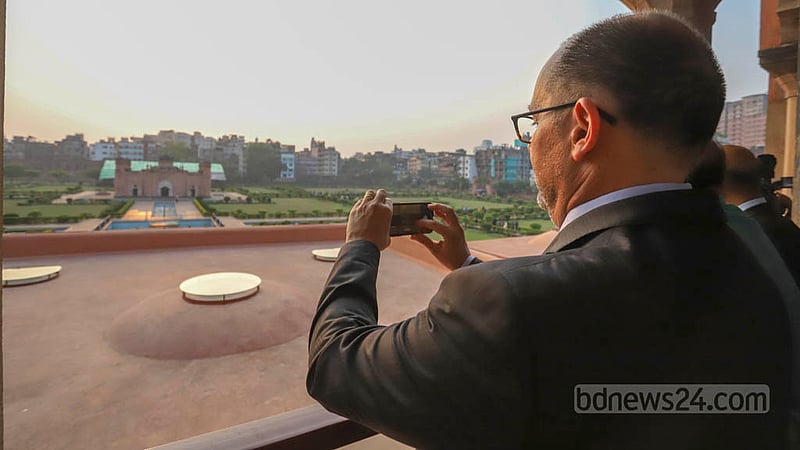 লালবাগ কেল্লার হাম্মাম খানা সংস্কারের কাজ শেষে ঘুরে দেখার সময় মোবাইল ফোনে ছবি ধারণ করেন রাষ্ট্রদূত পিটার হাস। ছবি: আসিফ মাহমুদ অভি