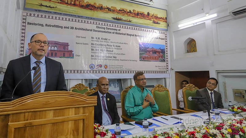 সংস্কার ও পুনরুদ্ধার কার্যক্রম শেষে বুধবার পুরান ঢাকার লালবাগ কেল্লায় অবস্থিত মুঘল আমলের হাম্মাম খানার উদ্বোধন অনুষ্ঠানে ঢাকায় যুক্তরাষ্ট্রের রাষ্ট্রদূত পিটার হাস। ছবি: আসিফ মাহমুদ অভি