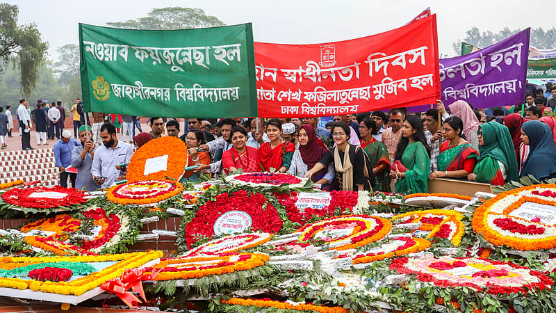 স্বাধীনতা দিবসে স্মৃতিসৌধে শহীদদের শ্রদ্ধা জানাতে জাতীয় পতাকা হাতে আসেন নানা শ্রেণি-পেশার মানুষ।&amp;nbsp;ছবি: আসিফ মাহমুদ অভি