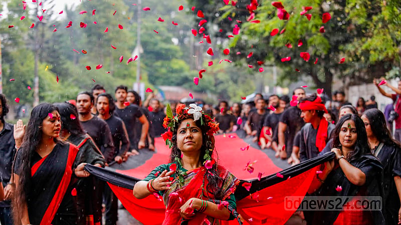 প্রাচ্যনাটের লালাযাত্রায় মায়ের চরিত্রে দেখা যায় একজনকে, যার লাল আঁচল ধরে হেঁটে চলে সবাই।&amp;nbsp;ছবি: মাহমুদ জামান অভি