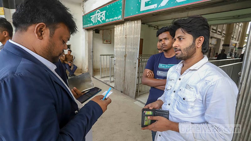 'টিকেট যার, ভ্রমণ তার' নিশ্চিত করার জন্য ঢাকার কমলাপুর স্টেশনে প্রবেশকালে টিকেটে মুদ্রিত যাত্রীর নামের সঙ্গে জাতীয় পরিচয়পত্র যাচাই করছেন রেল কর্মকর্তারা। ছবি: আসিফ মাহমুদ অভি