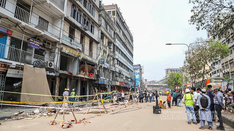 পুরান ঢাকার সিদ্দিক বাজারে বিধ্বস্ত ভবনের একপাশ বন্ধ রাখা আছে। উদ্ধার অভিযান শেষ, ক্ষতিগ্রস্ত ভবনটিতে ঠেকা দেয়া হচ্ছে, চলছে বিস্ফোরণের কারণ অনুসন্ধান। ছবি: আসিফ মাহমুদ অভি