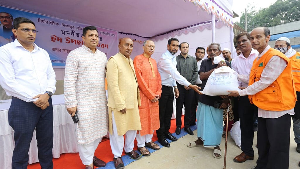 ৭০০ পরিবারকে ‘ঈদ উপহার’ দিল চট্টগ্রাম জেলা প্রশাসন