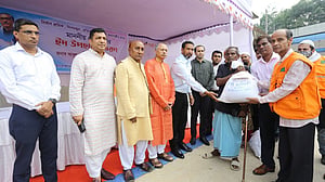 ৭০০ পরিবারকে ‘ঈদ উপহার’ দিল চট্টগ্রাম জেলা প্রশাসন