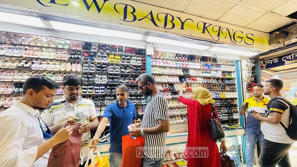 জুতার দাম ‘বেশি’, দোকানে দোকানে তর্কাতর্কি
