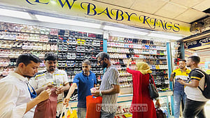 জুতার দাম ‘বেশি’, দোকানে দোকানে তর্কাতর্কি