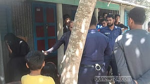 টাঙ্গাইলে বিয়ের দাবি নিয়ে ‘প্রেমিকের’ বাড়িতে নারীর অবস্থান
