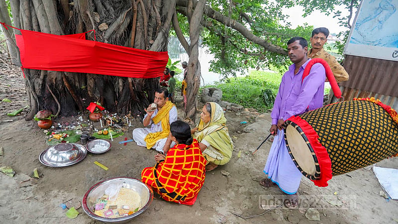 নারায়ণগঞ্জের লাঙ্গলবন্দে ব্রহ্মপুত্র নদীতে অষ্টমী স্নানে অংশ নিতে না পেরে সনাতন ধর্মাবলম্বীদের অনেকেই সেই স্নান সারেন নিজ নিজ এলাকায়। বুধবার ঢাকার সাভারের বিরুলিয়া খেয়া ঘাটে বটতলায় অষ্টমী স্নানের পূজায় হিন্দুরা। ছবি: আসিফ মাহমুদ অভি