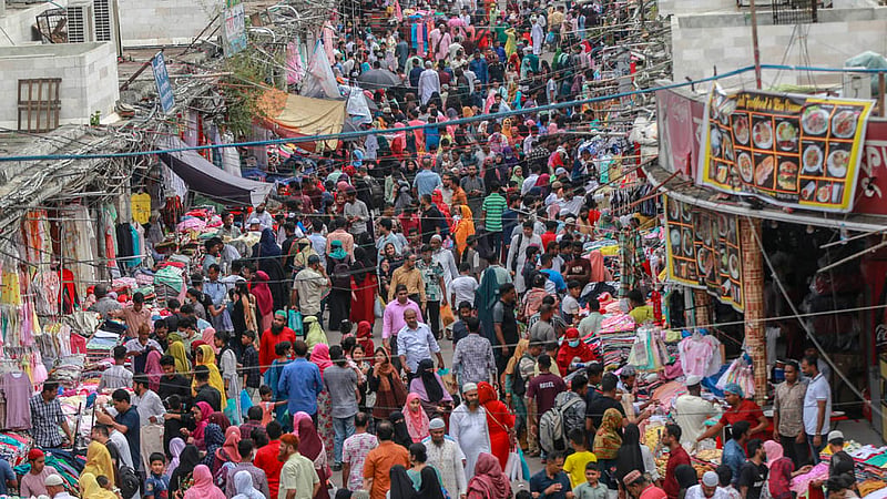 ঈদ সামনে রেখে শুক্রবার ঢাকার নিউ মার্কেটে ক্রেতা ও দর্শনার্থীদের ভিড়।&amp;nbsp;ছবি: তাওহীদুজ্জামান তপু