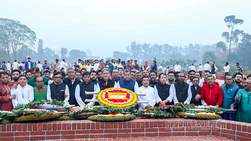 স্মৃতিসৌধে বীর শহীদদের শ্রদ্ধা জানিয়েছে যুবলীগ।&amp;nbsp;ছবি: আসিফ মাহমুদ অভি
