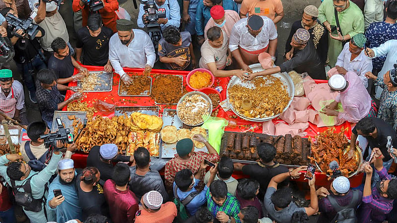 রোজার প্রথম দিন থেকেই পুরান ঢাকার চকবাজার জমজমাট ছিল রকমারি ইফতার কেনাকাটায়। ছবি: আসিফ মাহমুদ অভি
