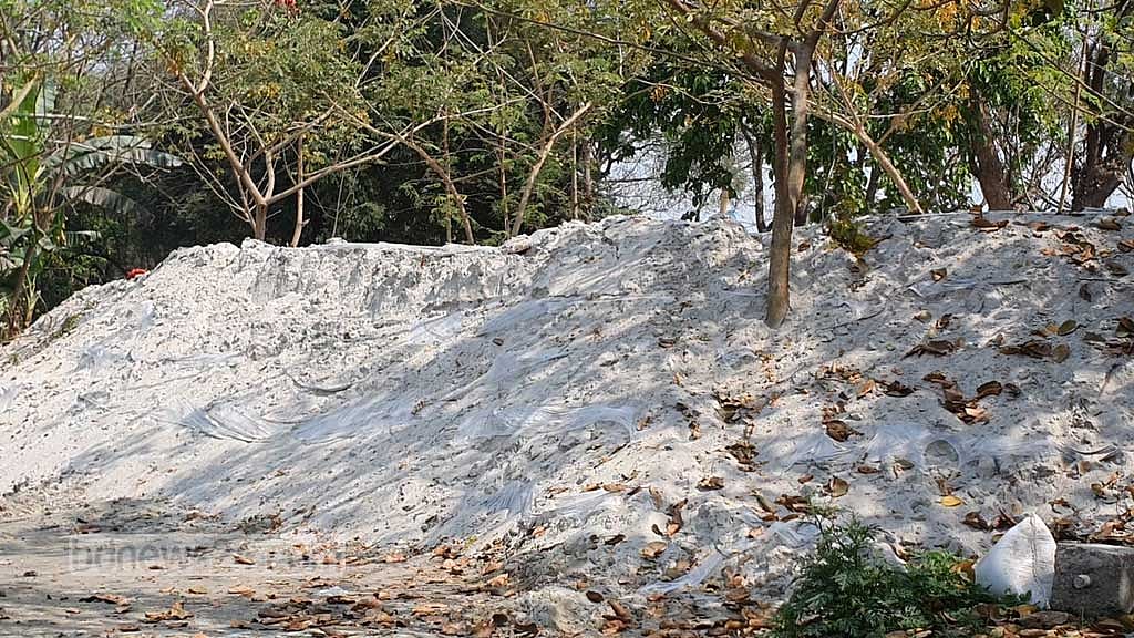 ফসলি জমি থেকে বালু তোলার পথ বন্ধ হচ্ছে