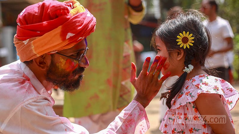 ঢাকা বিশ্ববিদ্যালয়ের চারুকলা অনুষদে রং উৎসবে মেতেছিল শিশুরাও। ছবি: তাওহীদুজ্জামান তপু