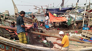 জাল ফেলতে মানা, অথচ সব জেলে চাল পায় না