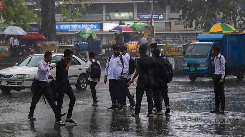 স্কুল শেষে বাড়ি ফেরার পথে ঝুম বৃষ্টি, ঢাকা বিশ্ববিদ্যালয়ের টিএসসিতে ভিজছে শিক্ষার্থীরা।&amp;nbsp;ছবি: মাহমুদ জামান অভি