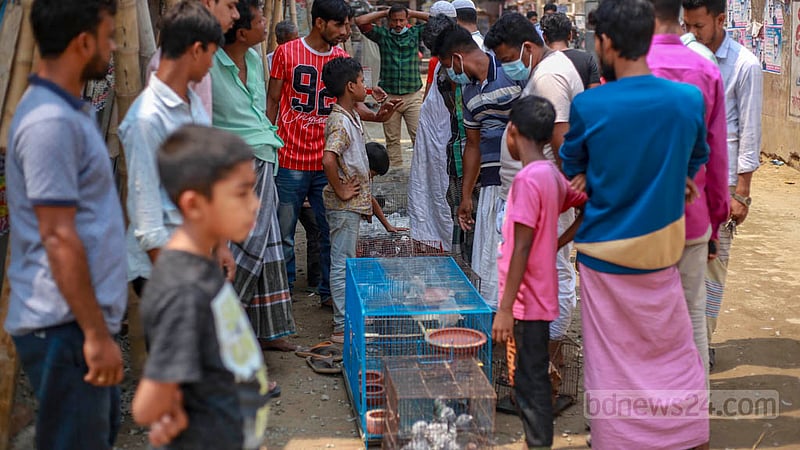 ঢাকার কামরাঙ্গীরচরের খালপাড় এলাকায় মঙ্গলবার সকালে কবুতরের হাটে ক্রেতা-বিক্রেতা।&amp;nbsp;ছবি: তাওহীদুজ্জামান তপু
