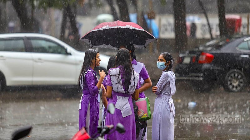 স্কুল শেষে বাড়ি ফেরার পথে ঝুম বৃষ্টি, ঢাকা বিশ্ববিদ্যালয়ের টিএসসিতে ভিজছে শিক্ষার্থীরা।&amp;nbsp;ছবি: মাহমুদ জামান অভি