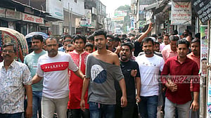 পিরোজপুরে ব্যবসা প্রতিষ্ঠানে লুটের অভিযোগ ছাত্রলীগের বিরুদ্ধে