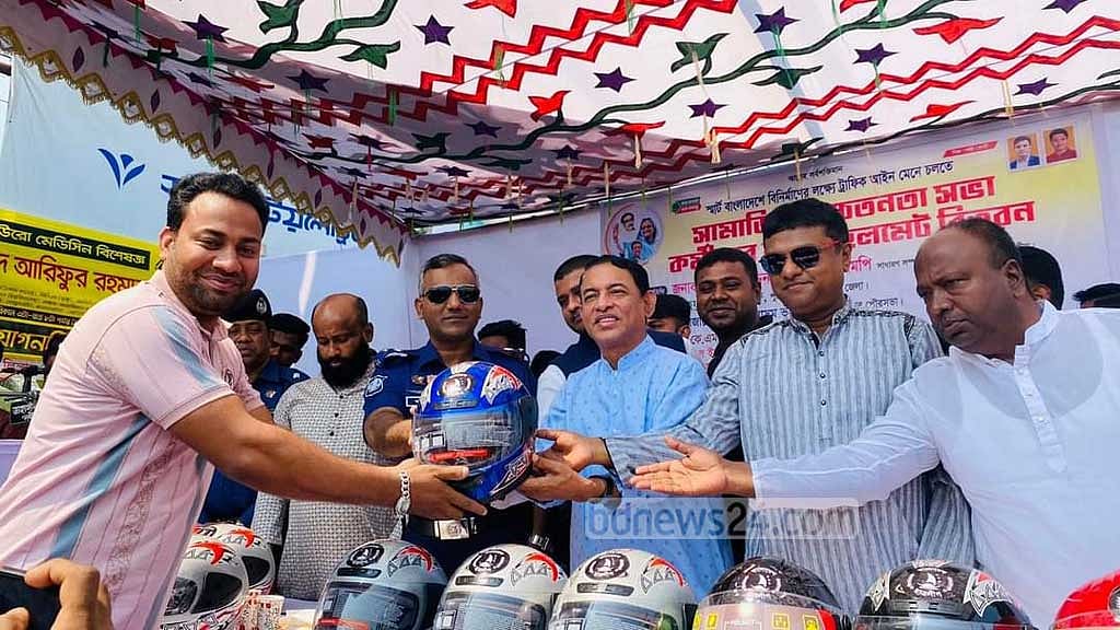 ১০০ নেতাকর্মীকে হেলমেট দিল ছাত্রলীগ