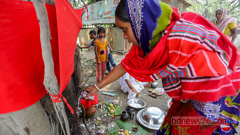 ঢাকার সাভারের বিরুলিয়া খেয়া ঘাটে বুধবার অষ্টমী স্নানে আসা এক পুণ্যার্থী। ছবি: আসিফ মাহমুদ অভি