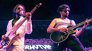 ‘অর্থহীন’ ছাড়লেন শিশির