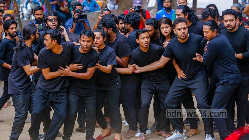 একাত্তরের ২৫ মার্চের কালরাতের শহীদদের স্মরণে শনিবার বিকালে ঢাকা বিশ্ববিদ্যালয়ের স্বোপার্জিত স্বাধীনতা চত্বরে পথনাটক করে নাট্যসংগঠন প্রাচ্যনাট।&amp;nbsp;ছবি: মাহমুদ জামান অভি
