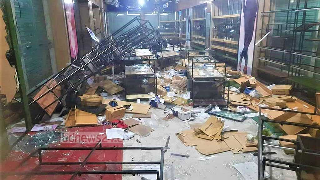 পঞ্চগড়ে গুজব ছড়িয়ে দোকান লুট, গাড়িতে আগুন, যুবদল নেতাসহ আটক ১৮
