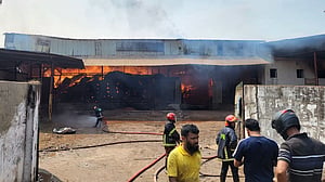 তুলার গুদামের আগুন ১২ ঘণ্টাতেও নেভেনি, নিয়ন্ত্রণের চেষ্টায় ১৮ ইউনিট
