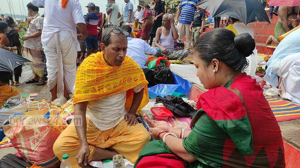 নারায়ণগঞ্জের লাঙ্গলবন্দে মহা অষ্টমীর স্নানোৎসবে পূণ্যার্থীর ঢল