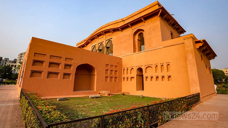লালবাগ কেল্লার ঐতিহাসিক হাম্মাম খানা সংস্কারে বাংলাদেশের সংস্কৃতি বিষয়ক মন্ত্রণালয়কে সহায়তা করে যুক্তরাষ্ট্র। সংস্কার ও পুনরুদ্ধারের কাজ শেষে বুধবার তা উদ্বোধন করা হয়। ছবি: আসিফ মাহমুদ অভি