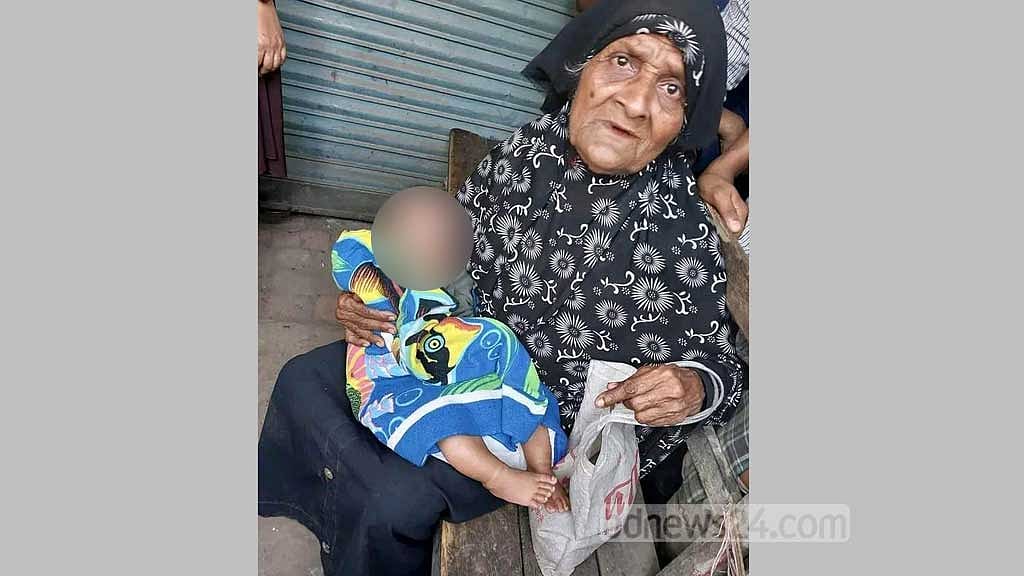 ভিক্ষুকের কোলে শিশুকে রেখে চলে গেলেন নারী