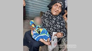 ভিক্ষুকের কোলে শিশুকে রেখে চলে গেলেন নারী