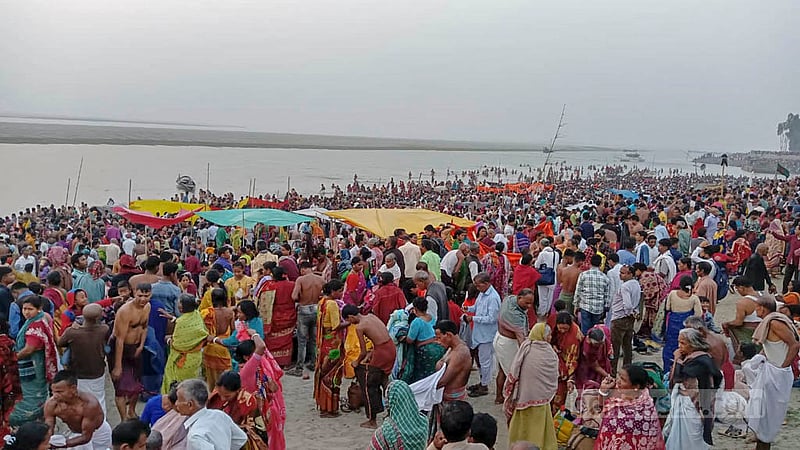 ব্রহ্মপুত্র নদীর দীর্ঘ তীর ঘেঁষে দেখা যায় শুধু মানুষ আর মানুষ। শত শত নারী পুরুষ বুধবার ব্রহ্মপুত্রে পুণ্যস্নান করেন।