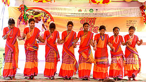 বসন্ত বরণে সাঁওতাল নারীর মাথায় উঠল বাহা ফুলের মালা