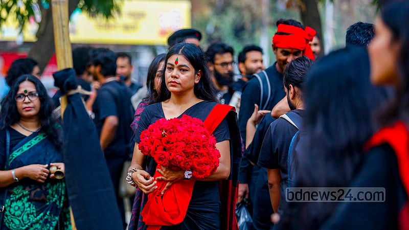 ঢাকা বিশ্ববিদ্যালয়ের স্বোপার্জিত স্বাধীনতা চত্বরে শনিবার বিকালে একাত্তরের কালরাতের শহীদদের স্মরণে পথনাটক করে নাট্যসংগঠন প্রাচ্যনাট। এতে নেওয়া সবার পরনে ছিল কালো পোশাক।&amp;nbsp;ছবি: মাহমুদ জামান অভি