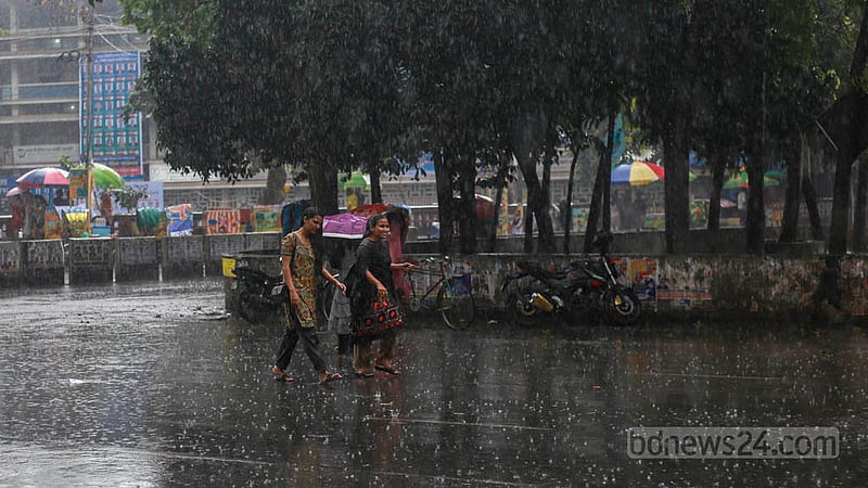 ঢাকা বিশ্ববিদ্যালয়ের রাজু ভাস্কর্য এলাকায় অনেক দিন পর বৃষ্টির দেখা পাওয়ায় শিক্ষার্থীরা ভিজতে নেমে পড়েন।&amp;nbsp;ছবি: তাওহীদুজ্জামান তপু