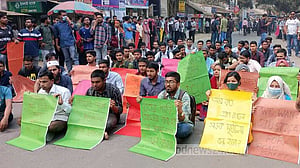 টাঙ্গাইলে নিরাপদ সড়কের দাবিতে বিশ্ববিদ্যালয় শিক্ষার্থীদের মানববন্ধন