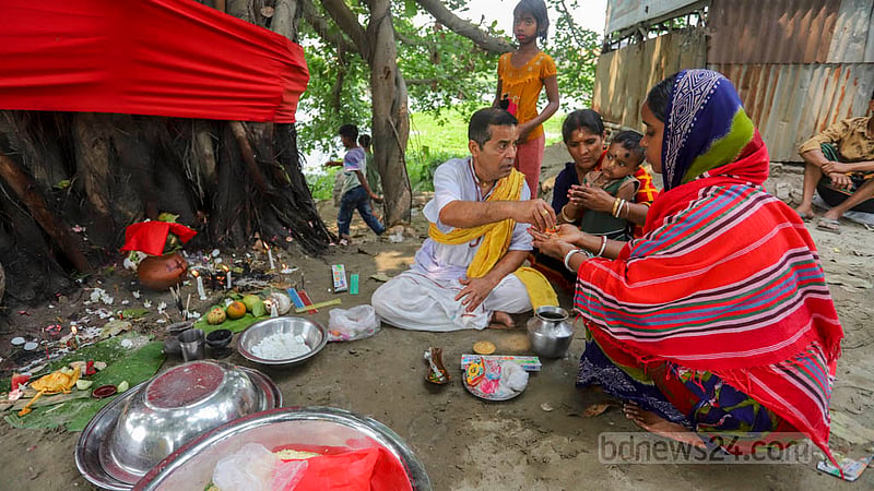 ঢাকার সাভারের বিরুলিয়া খেয়া ঘাটে বুধবার অষ্টমী স্নানে আসা পুণ্যার্থীরা পূজায় অংশ নেয়। ছবি: আসিফ মাহমুদ অভি