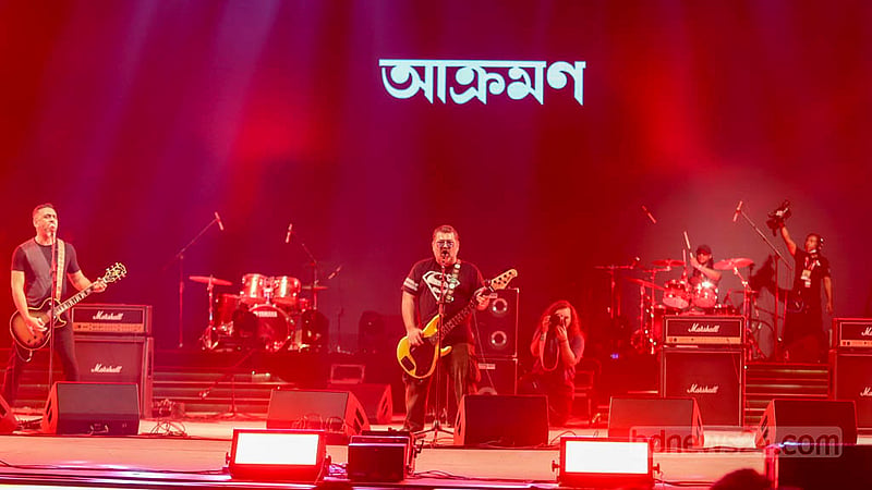 ঢাকার আর্মি স্টেডিয়ামে বুধবার জয় বাংলা কনসার্টে পরিবেশনায় ব্যান্ড দল ‘ক্রিপটিক ফেইট’।