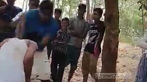 চুরির অভিযোগে যুবককে উল্টো করে গাছে ঝুলিয়ে পিটুনি
