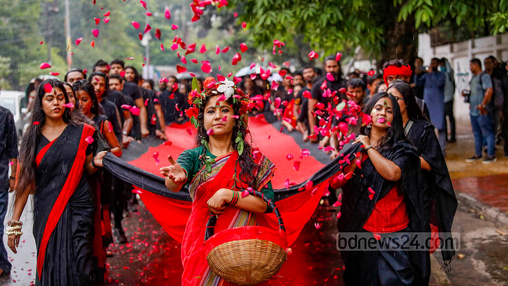হাতে হাত রেখে ‘লালযাত্রা’য় কালরাত স্মরণ