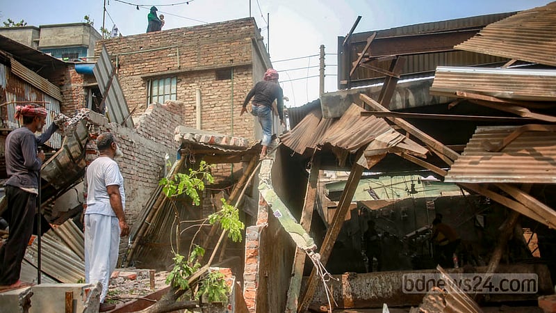 কামরাঙ্গীরচরের মাতবর বাজার এলাকায় বুড়িগঙ্গা নদীর সীমানা পিলারের ভেতর পড়া দোকান ও বাড়িসহ সব স্থাপনা ভেঙে ফেলা হয় মঙ্গলবার বিআইডব্লিউটিএর অভিযানে।&amp;nbsp;ছবি: তাওহীদুজ্জামান তপু
